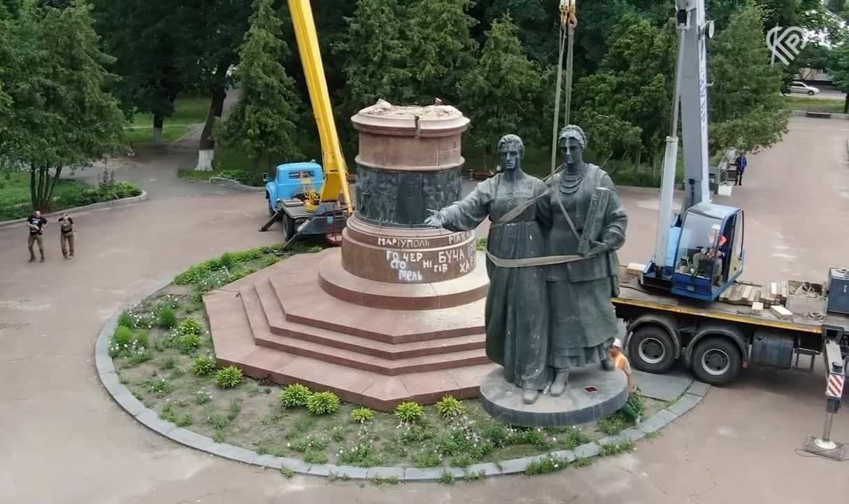 Переяславці остаточно зруйнували радянський міф про вічну дружбу з росією: демонтували монумент про міфічне 300-річчя возз’єднання.