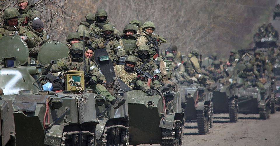 Військова колона росіян суне з Маріуполя в бік Бердянська