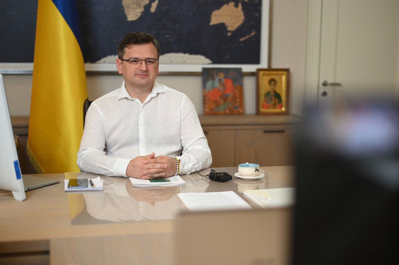 Паспортні фантазії путіна: Кулеба закликає світ покарати рф