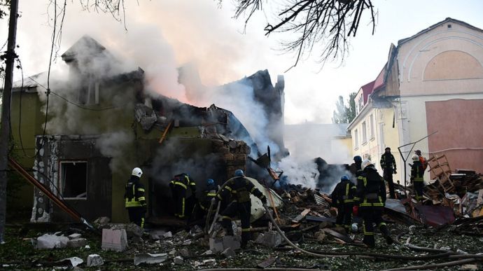 Миколаїв рашисти масовано обстріляли ракетами