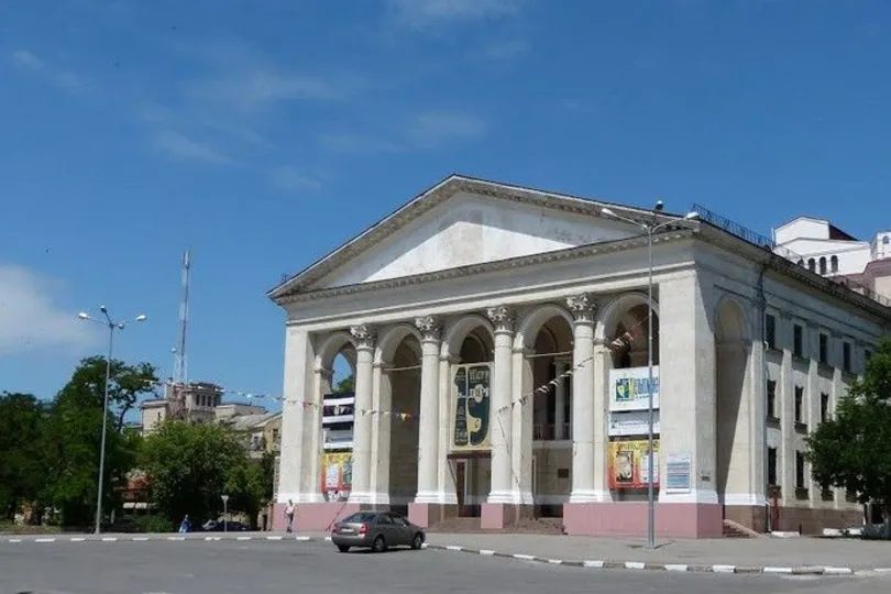 У Херсонському драмтеатрі імені Куліша окупанти облаштували артсклад