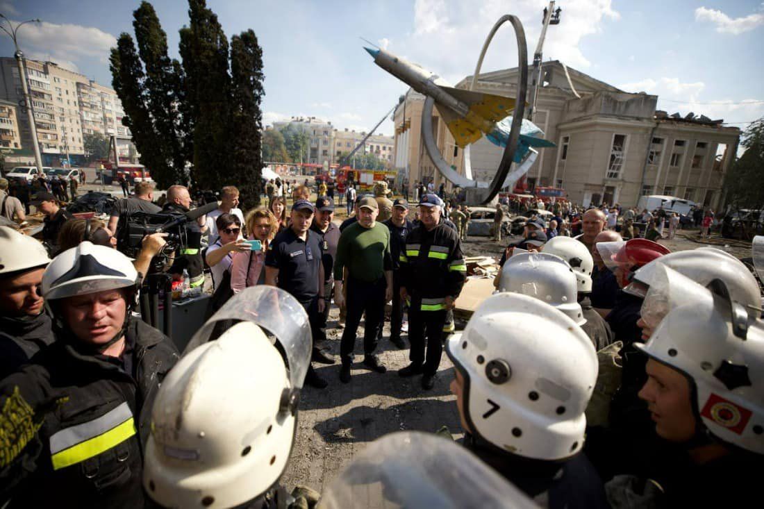 Рятувальники і поліція на місці ракетного удару в центрі Вінниці.