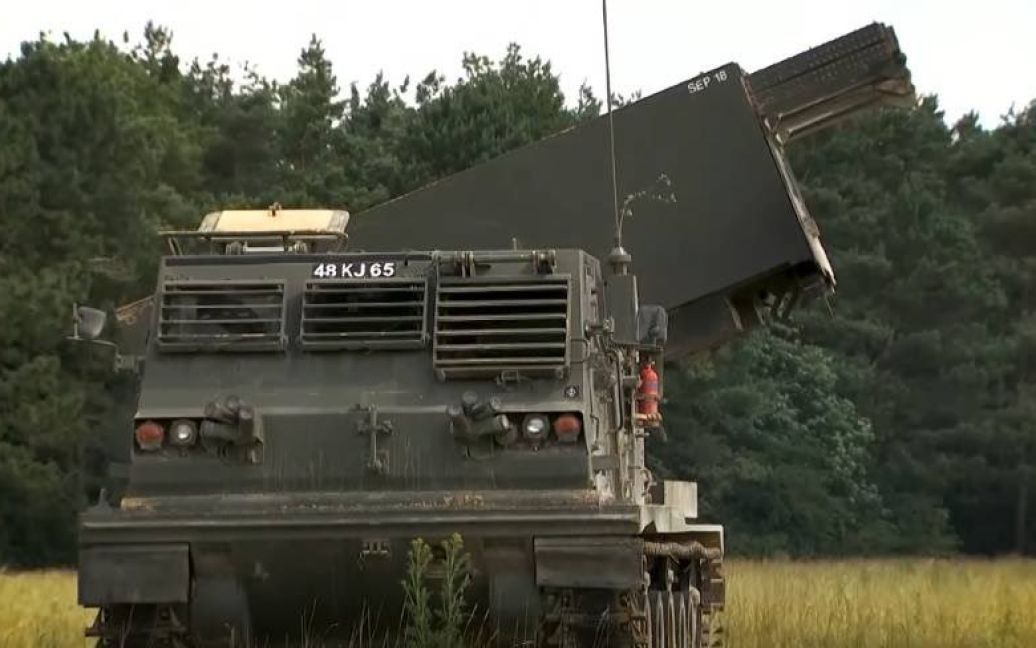 Американські ракетні системи MLRS M270 прибули в Україну