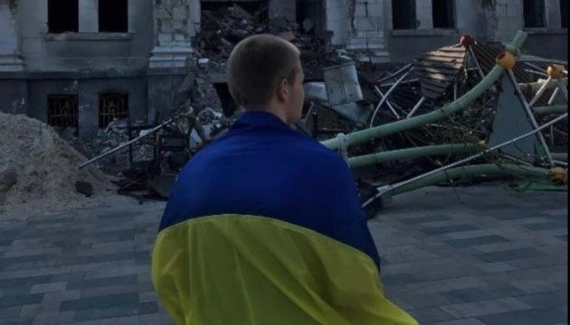 У Маріуполі сміливець вийшов до Драмтеатру з прапором України