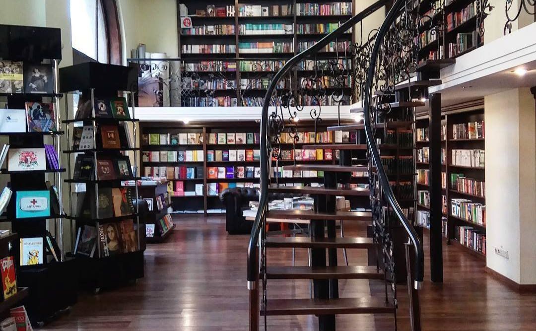 Книгарня «Сяйво книги» збирає на переробку російську макулатуру