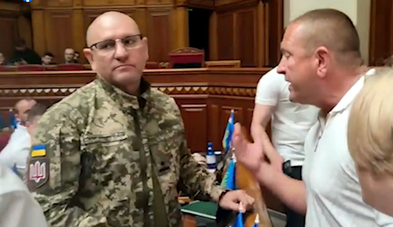 Скандальний Євген Шевченко приперся у формі ЗСУ до Ради