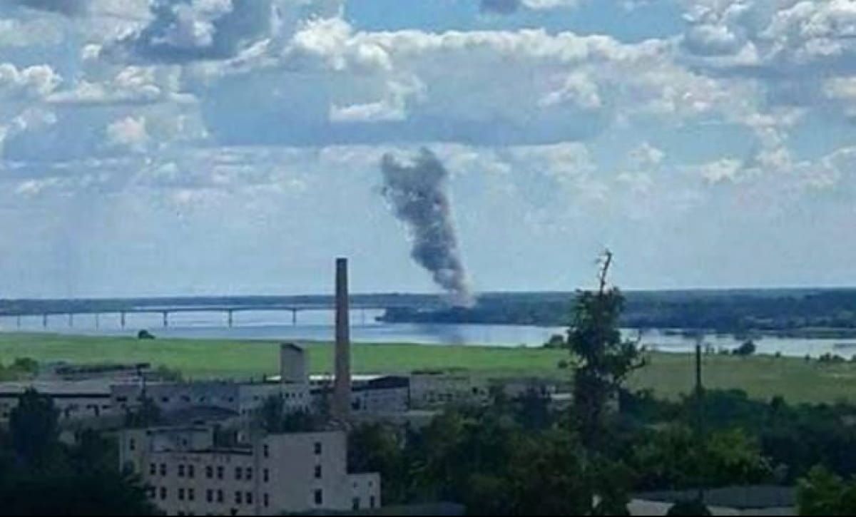 Антонівський міст у Херсоні пошкоджений і поки що вцілів