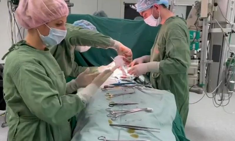 Кардіохірург дістав осколок снаряда із серця військового, яке продовжувало битися під час операції.