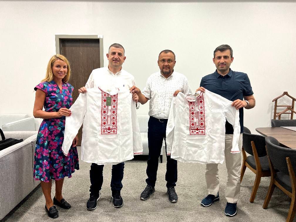 Вишиванки із візерунком-безпілотником отримали від українців творці «Байрактара», фото
