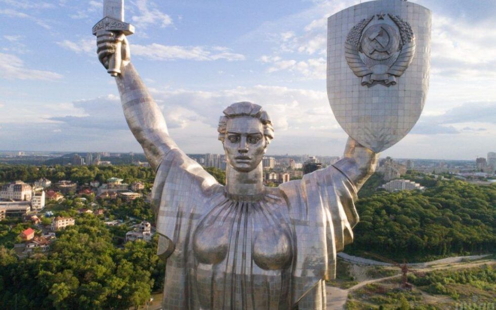 Батьківщина-мати: українці хочуть бачити на щиті герб України