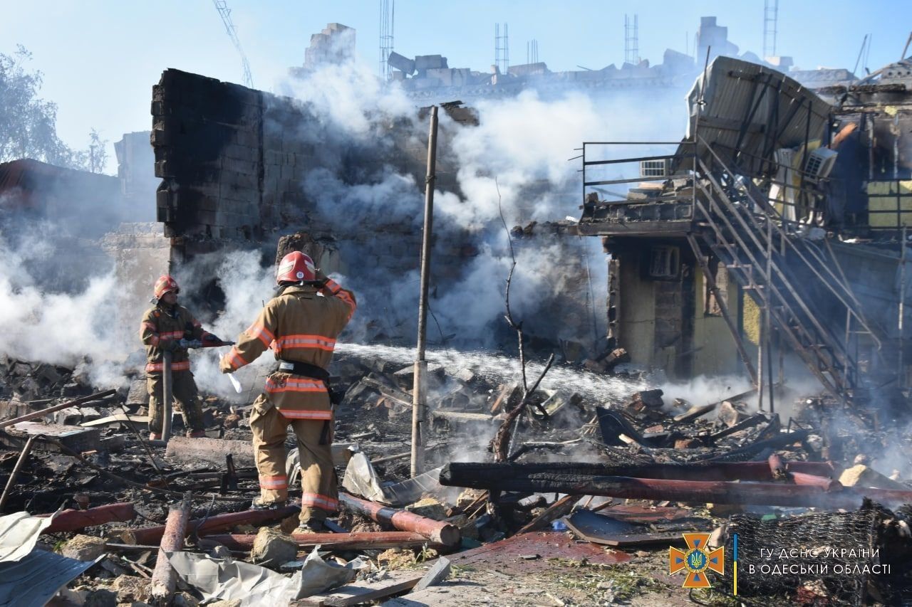 Рятувальники ліквідували пожежі на Одещині після ракетних ударів, фото