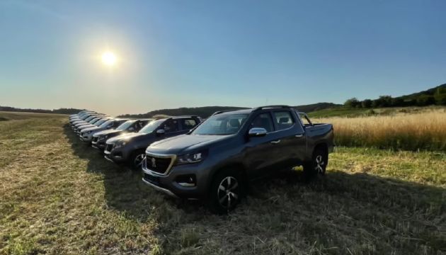 Десять нових пікапів ЗСУ отримали від Фонду «Повернись живим»