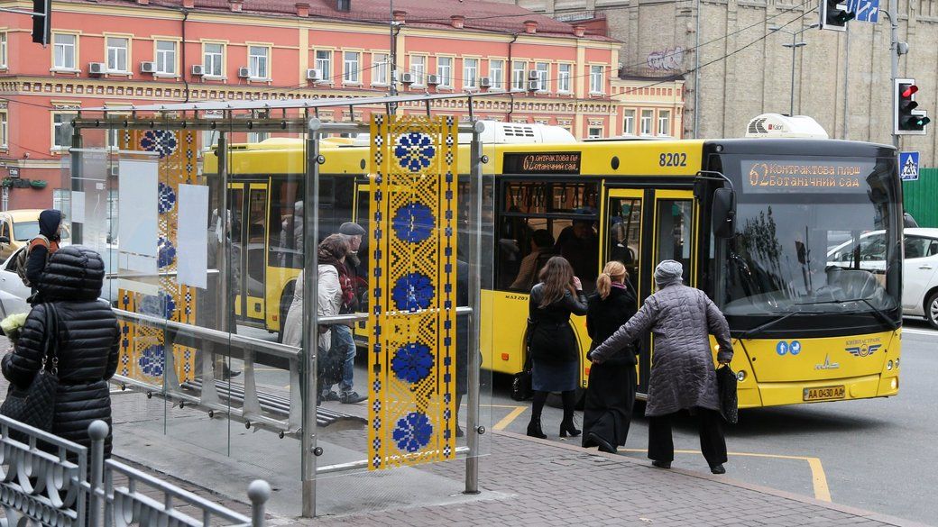 У Києві пасажири мають виходити з транспорту під час повітряної тривоги