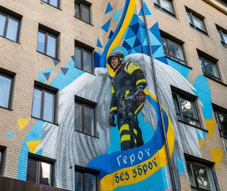 Фасад однієї з адмінбудівель ДСНС, що у Києві, прикрасив мурал із рятувальником - янголом