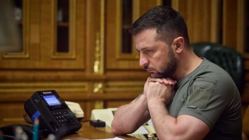 Зеленський та Макрон обговорили зброю, зерно і військові злочини рф