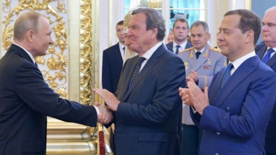 путін хоче переговорів та дипломатичного вирішення війни в Україні - Шредер