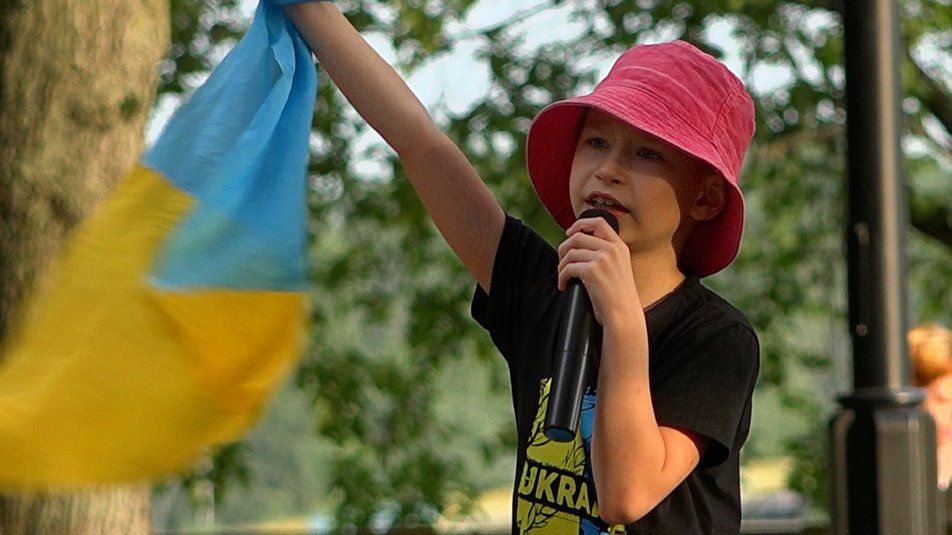 Восьмирічний Сергій Мороз щовечора співає на Валу у Чернігові збираючи гроші на ЗСУ