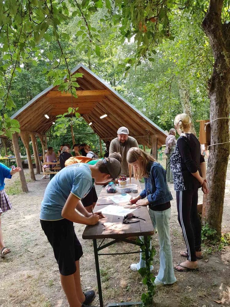 Директор екологічної станції міста Борна  Мартін Грайхен і юні ірпінці вирізають  картонних кажанів.