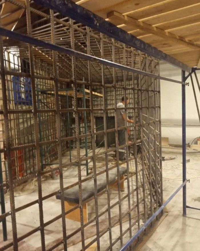 У філармонії Маріуполя окупанти монтують клітки для «суду» над захисниками України