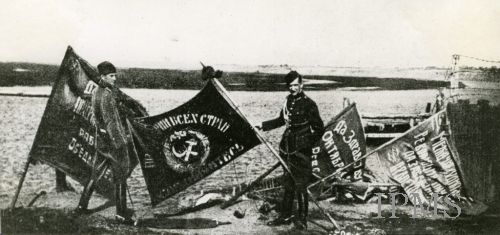 Польські солдати демонструють захоплені радянські бойові прапори після  Варшавської битви (1920).