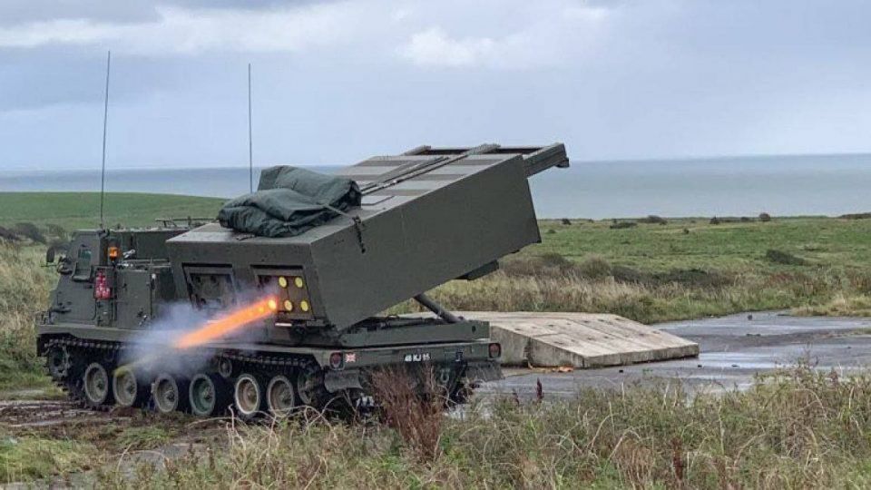 Нова партія РСЗВ M270 прибула з Британії в Україну