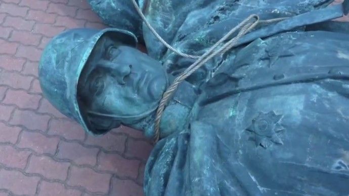Пам‘ятник червоноармійцю «декомунізували» в центрі Чернівців