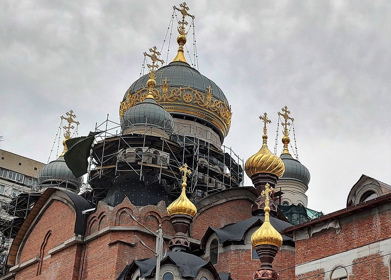 Біля стадіону «Олімпійський» завершується будівництво храму УПЦ МП попри протести киян