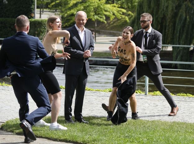 Газове ембарго: активістки Femen оголили груди перед Шольцем