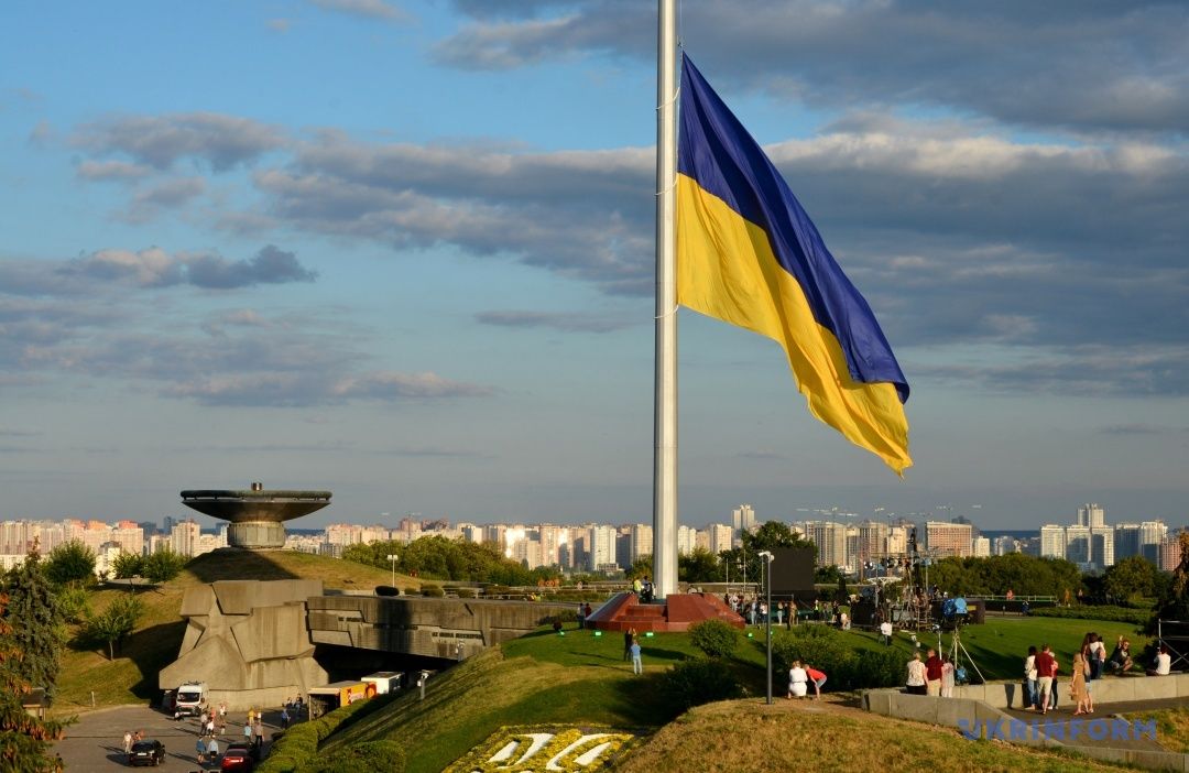 Найбільший державний стяг піднято в столиці у День прапора.