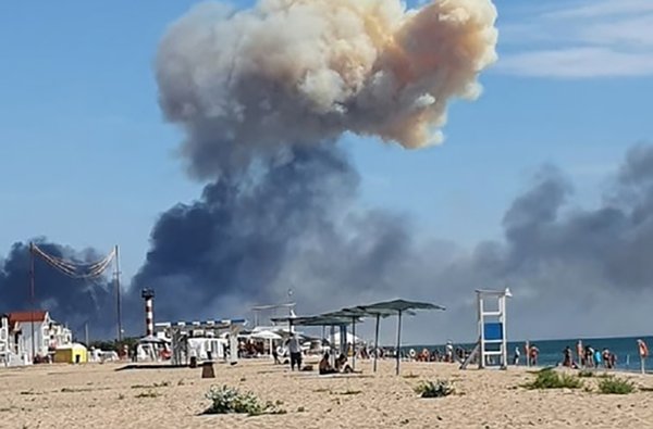 Артилеристи підірвали на Антонівському мосту колону військової техніки рф з боєприпасами