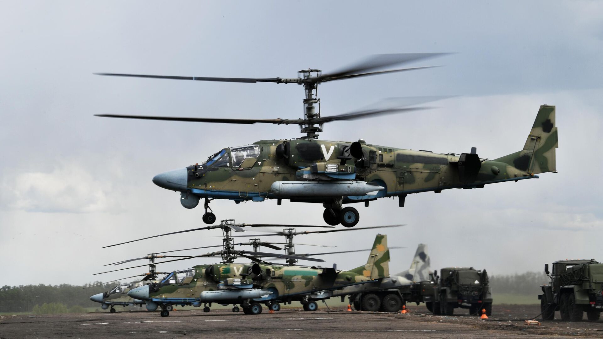 Довкола кордонів України перебуває понад 400 російських літаків та 360 вертольотів