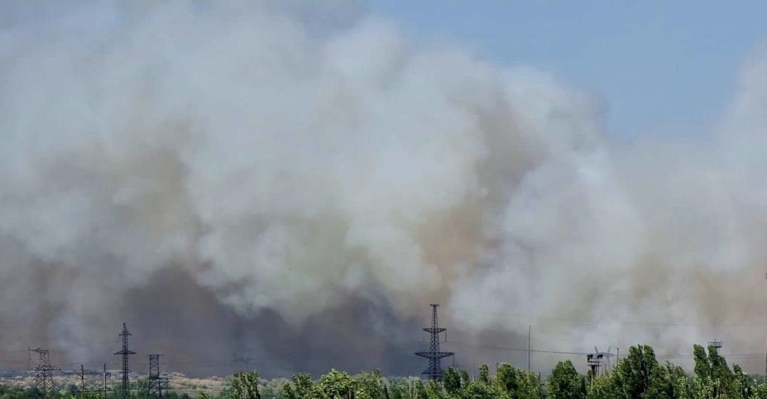 Пожежа на території ЛЕП в Енергодарі після російського обстрілу.