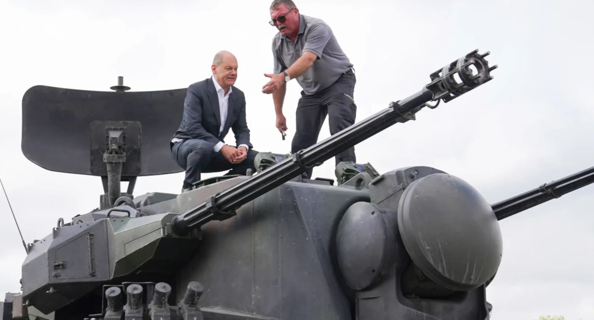 Шольц перевірив, як бійці ЗСУ тренуються на установках Gepard