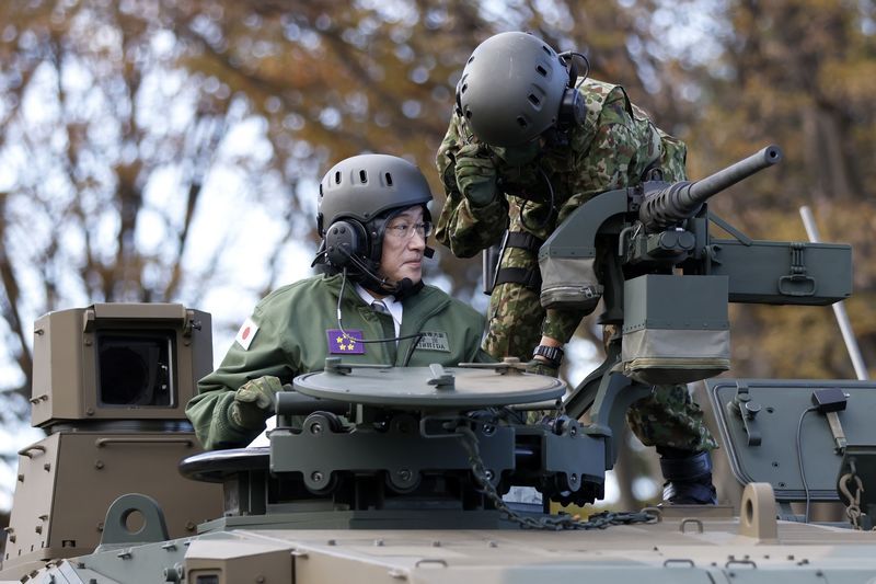 Прем’єр-міністр Японії Фуміо Кісіда перевіряє військову техніку.