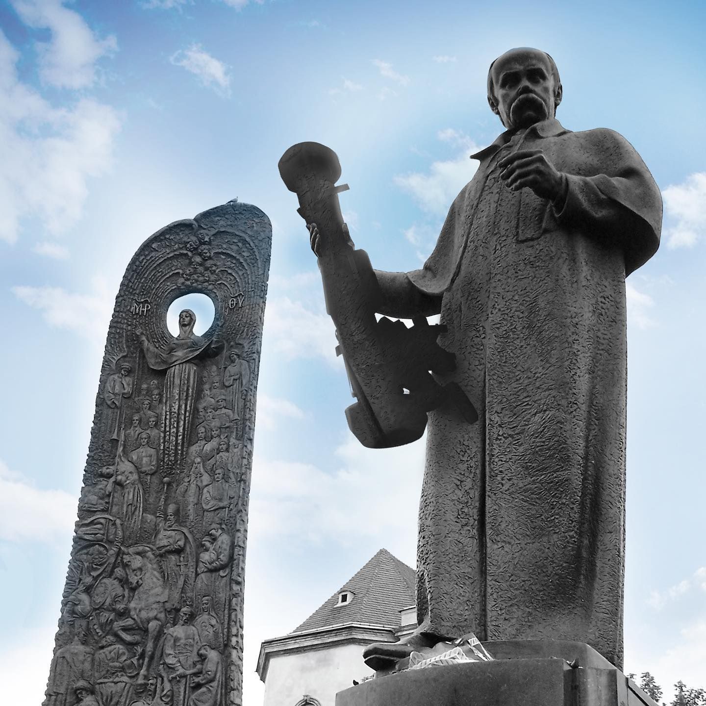 Кобзар з джавеліном: в Україні візуально «озброїли» відомі пам’ятники, фото