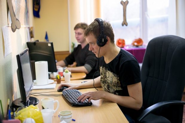 Матеріальний аспект віртуальної реальності: як IT-спільнота підтримує Збройні сили України