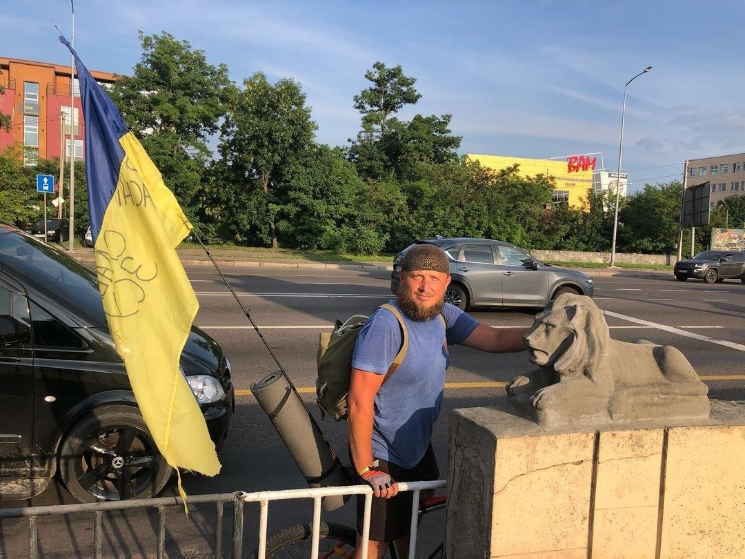 Дергачівець Олександр Коломієць 24 доби мандрував Україною, збираючи гроші для захисників