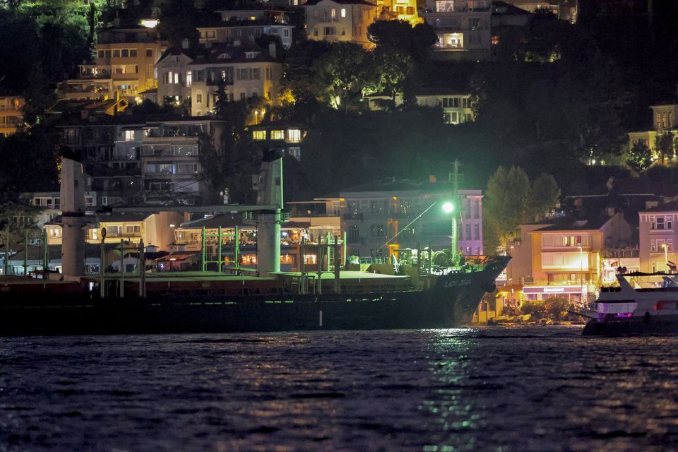 Lady Zehma, вантажне судно, що перевозить кукурудзу з України, видно як сидить на мілині та стоїть на якорі після відмови керма в Босфорі в Стамбулі, Туреччина, 1 вересня 2022 року.