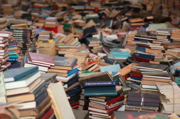 До книгарні «Сяйво» здали на макулатуру 48 тисяч російських книг заради авто для ЗСУ