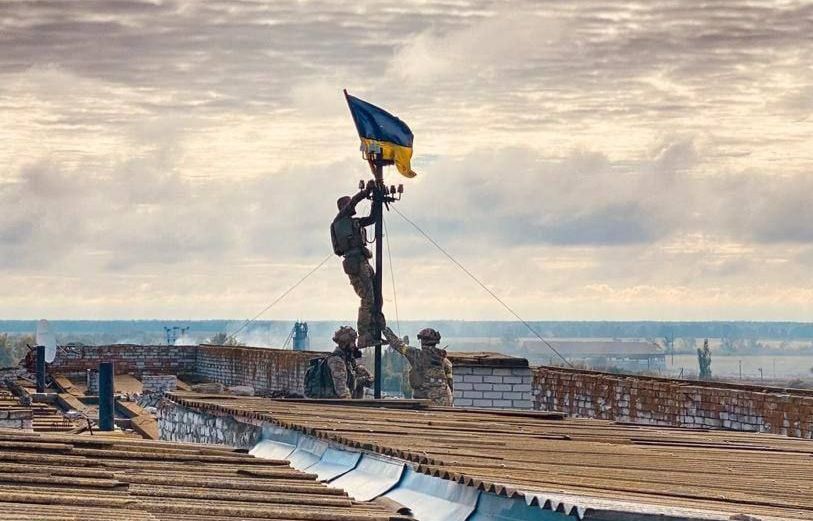 Бійці ЗСУ встановили український прапор на даху будівлі міської лікарні селища Високопілля.