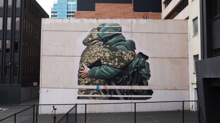 У Мельбурні художник замалював скандальну фреску обіймів бійця ЗСУ з окупантом рф