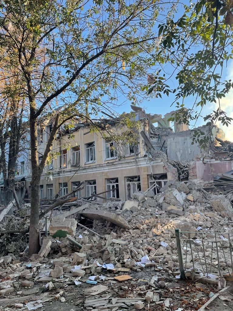 Рашисти фактично знищили на Донеччині Курахівську гімназію.