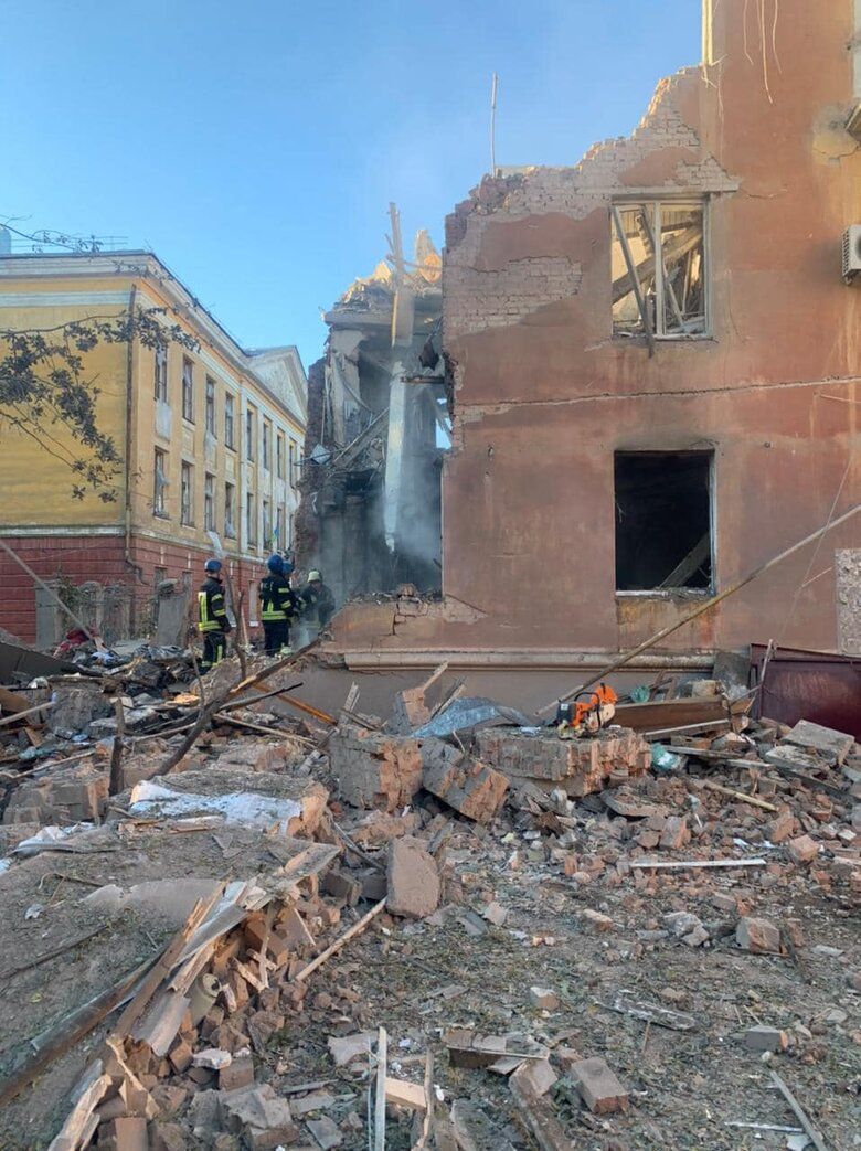 Росіяни вгатили по школі у Слов’янську та психлікарні в Краматорську