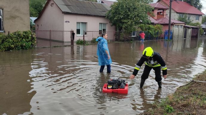 На дорогах Ужгорода після сильних дощів можна ледь не плавати.