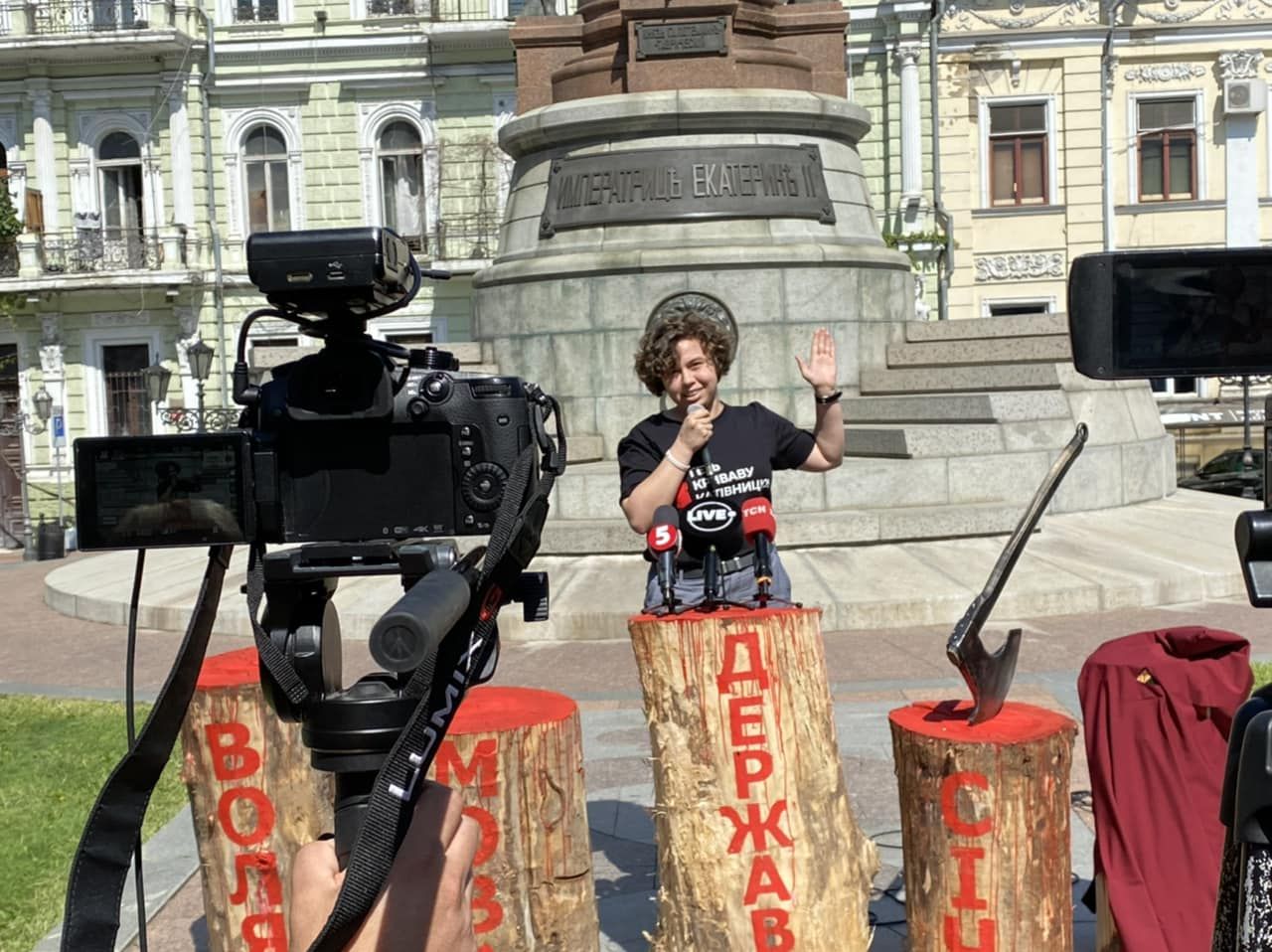 Поліція Одеси влаштувала терор активістці за напис на пам’ятнику Катерині ІІ, фото