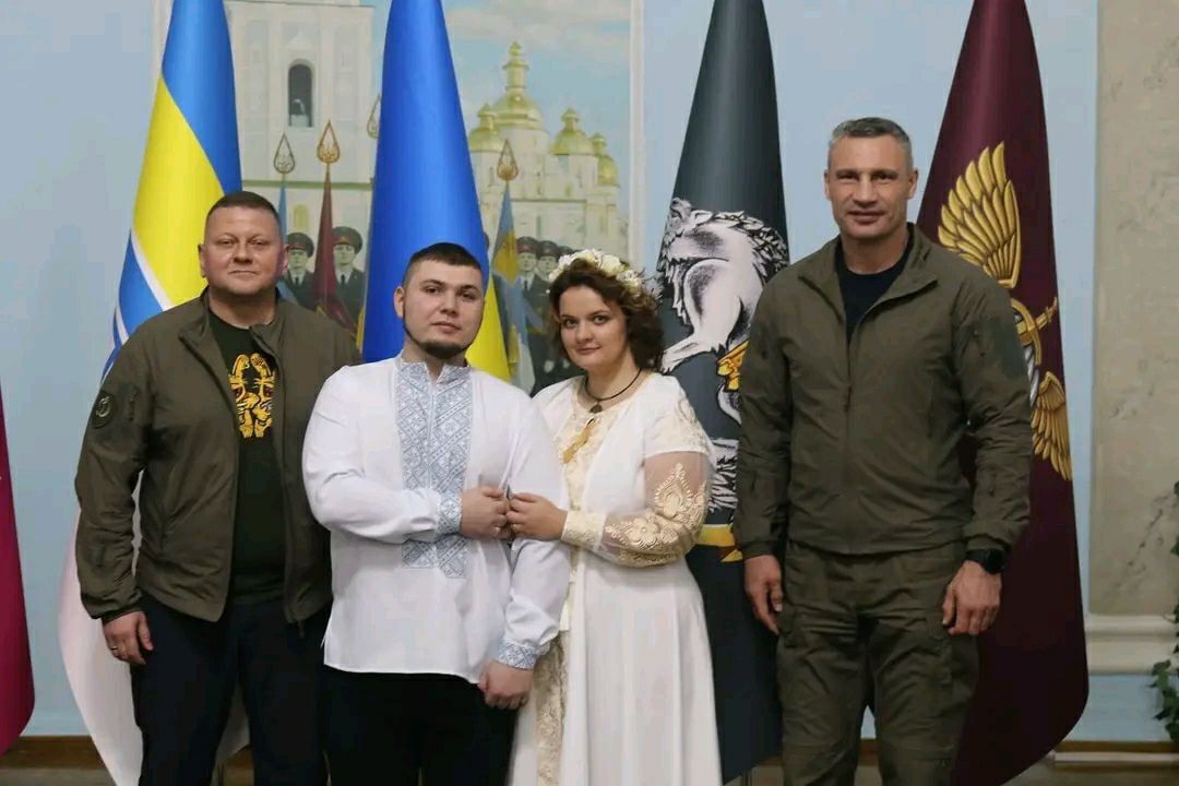 Головнокомандувач Валерій Залужний розписав офіцера-сумчанина Євгена і черкащанку Марійку