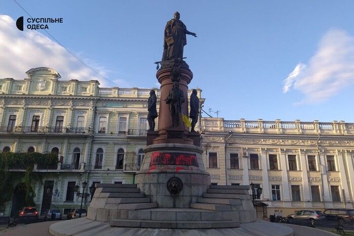 Пам'ятник Катерині ІІ в Одесі вчергове облили фарбою