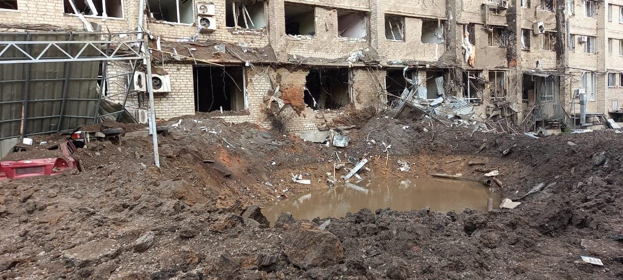 По центру Краматорська рашисти вгатили ракетою