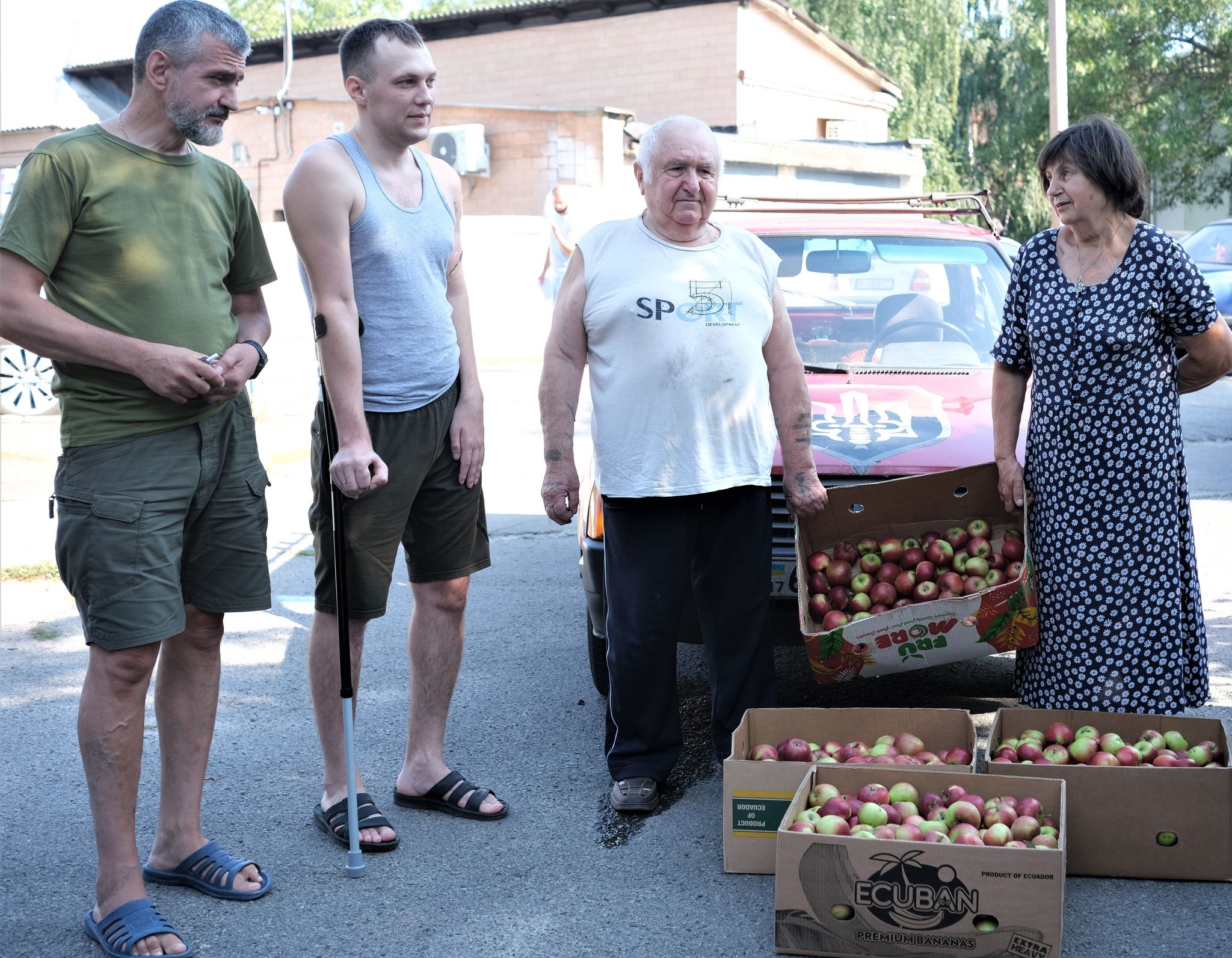 На Полтавщиі літнє подружжя доправило понад пів тонни яблук із власного саду до обласних лікарні та шпиталю