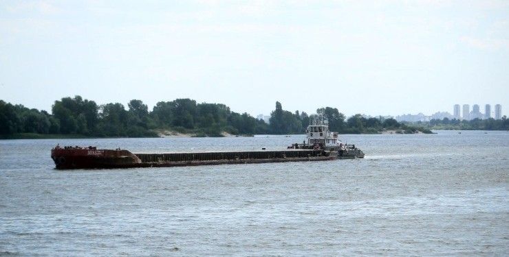 Баржу з російськими військовими та технікою потоплено біля Нової Каховки